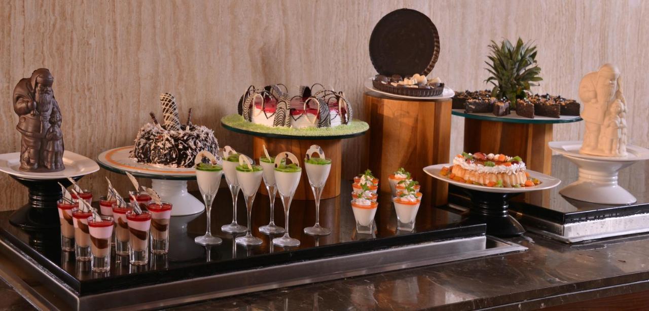 昌迪加尔潘切库拉假日酒店 外观 照片 A dessert buffet
