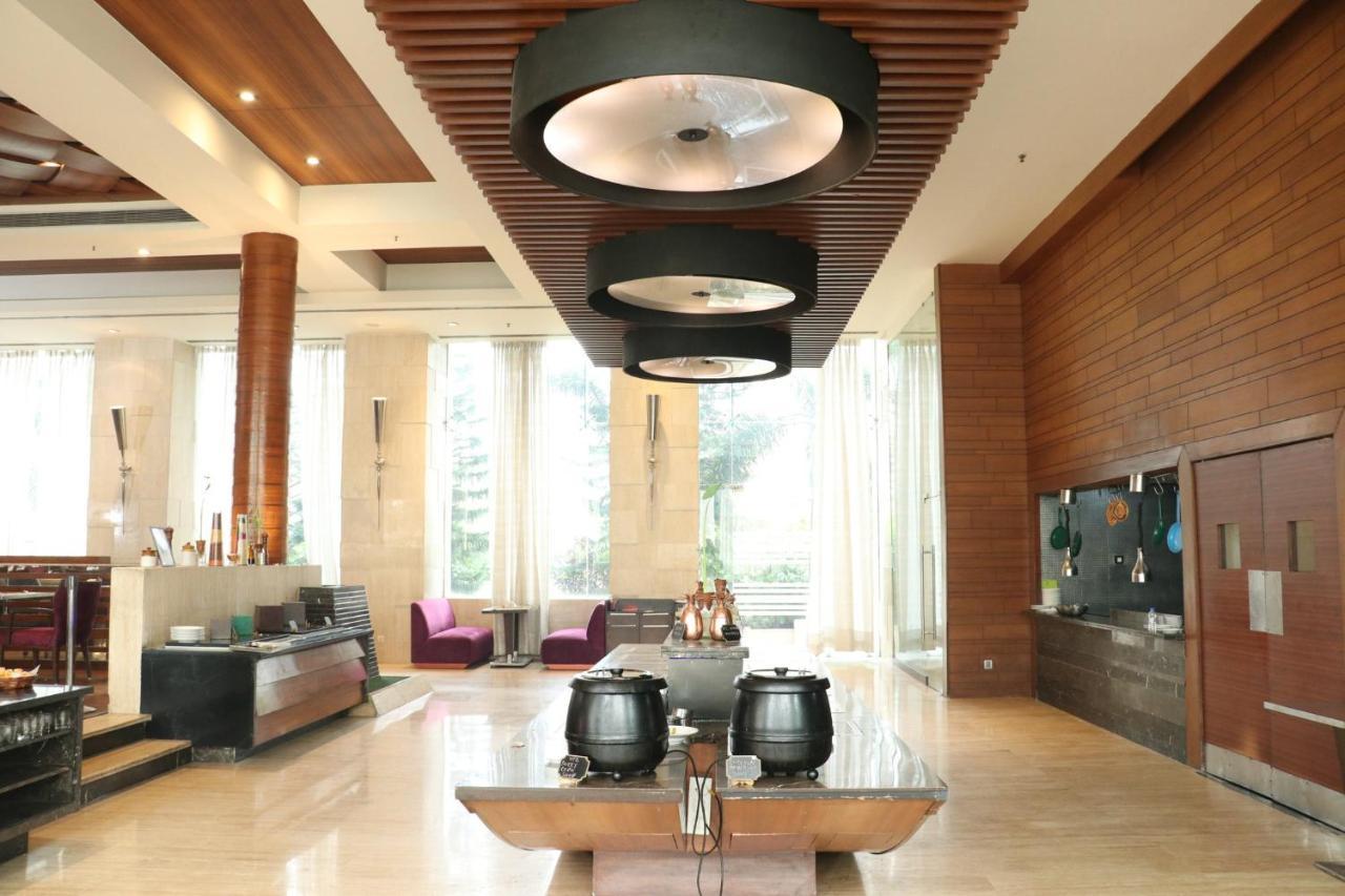 昌迪加尔潘切库拉假日酒店 外观 照片 The interior of the hotel
