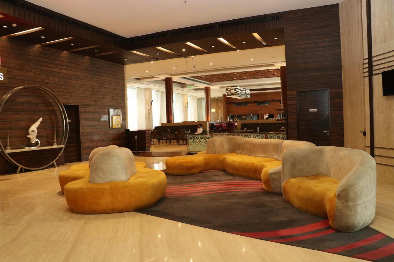 昌迪加尔潘切库拉假日酒店 外观 照片 The lobby of the hotel