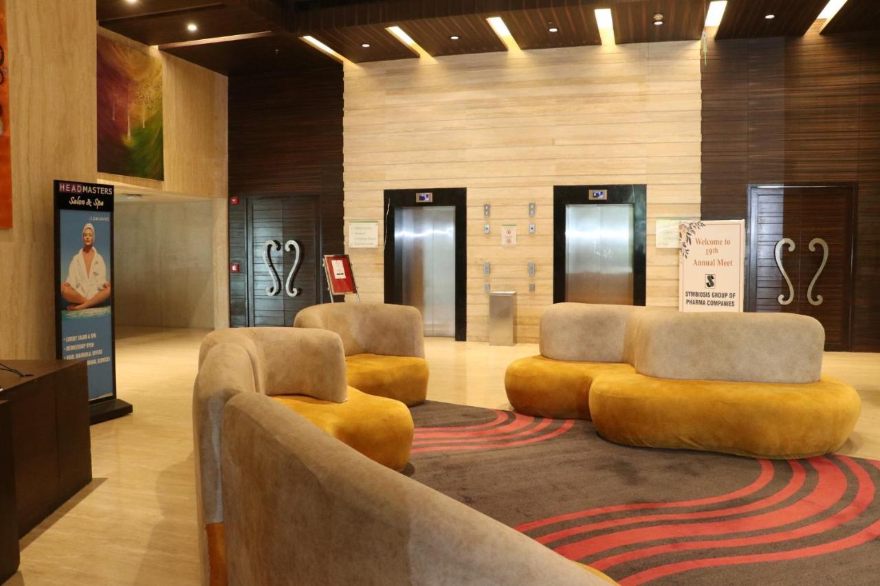 昌迪加尔潘切库拉假日酒店 外观 照片 The lobby of the hotel
