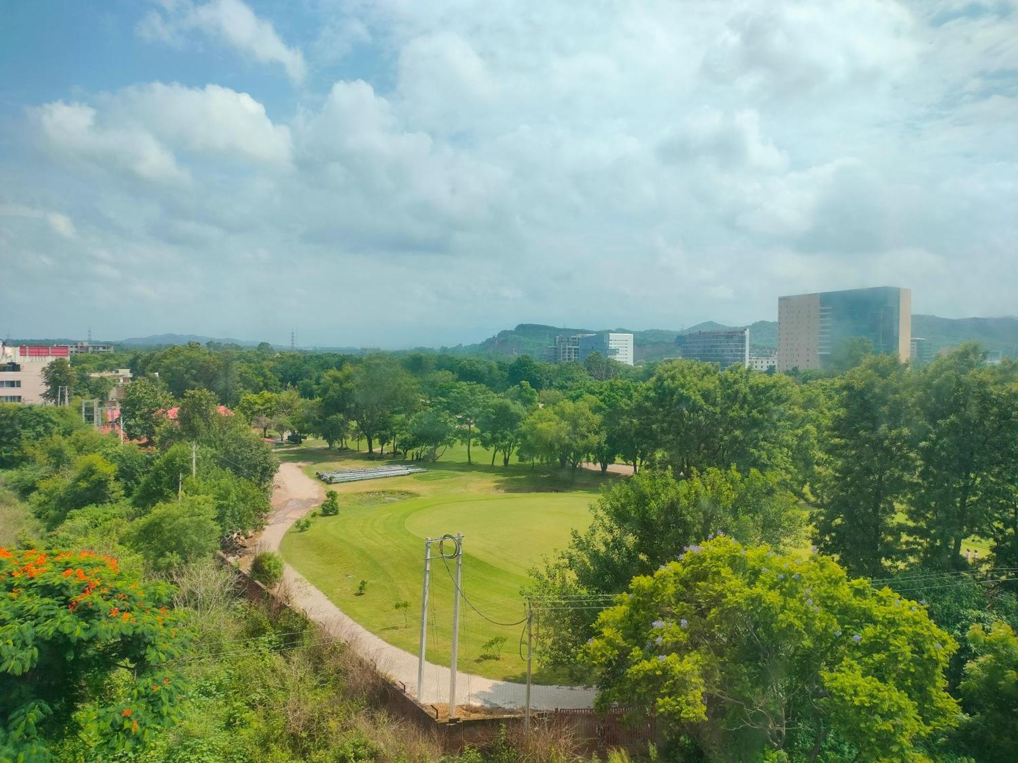 昌迪加尔潘切库拉假日酒店 外观 照片 View of the campus