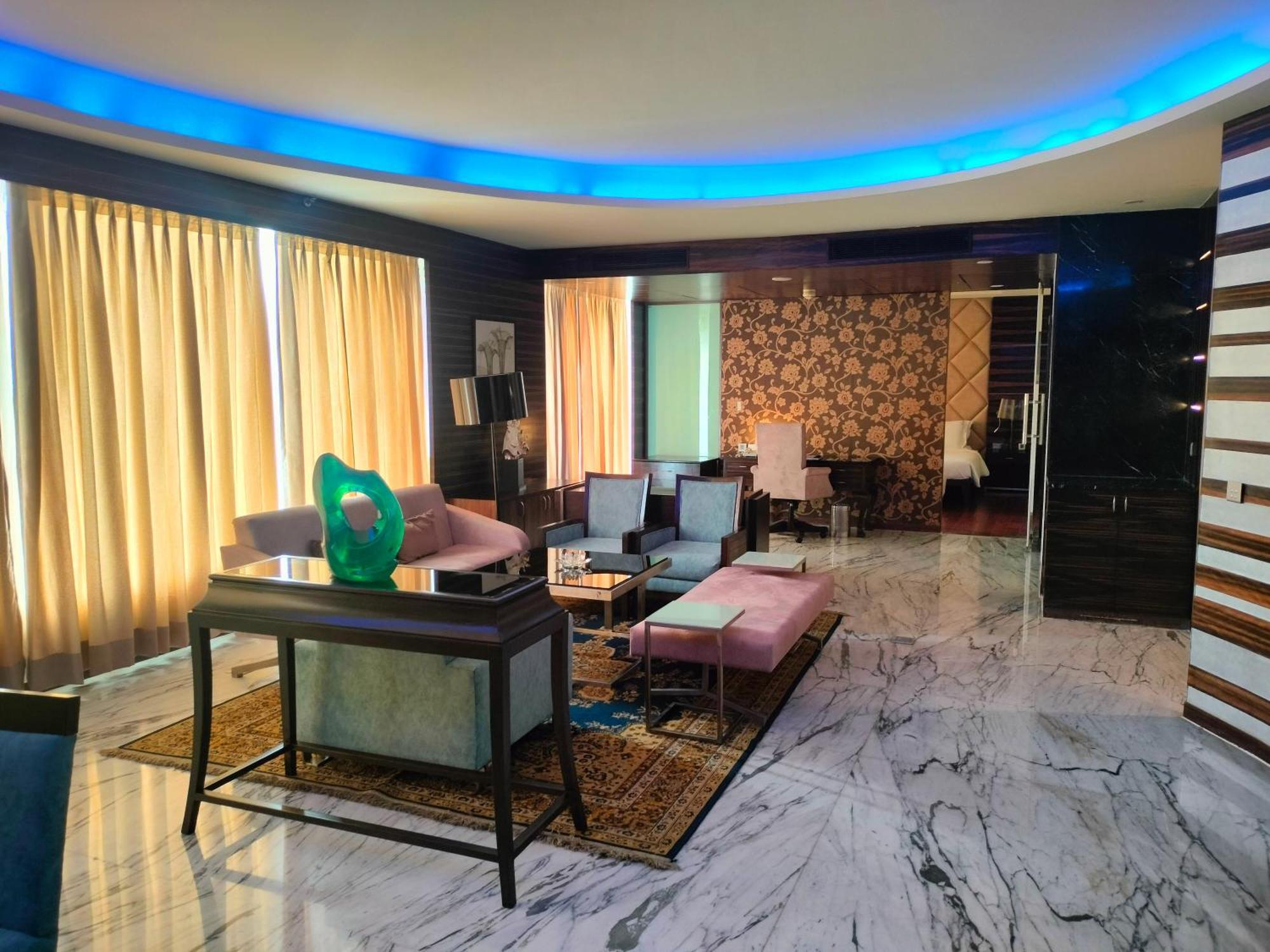 昌迪加尔潘切库拉假日酒店 外观 照片 A living room in a luxury apartment