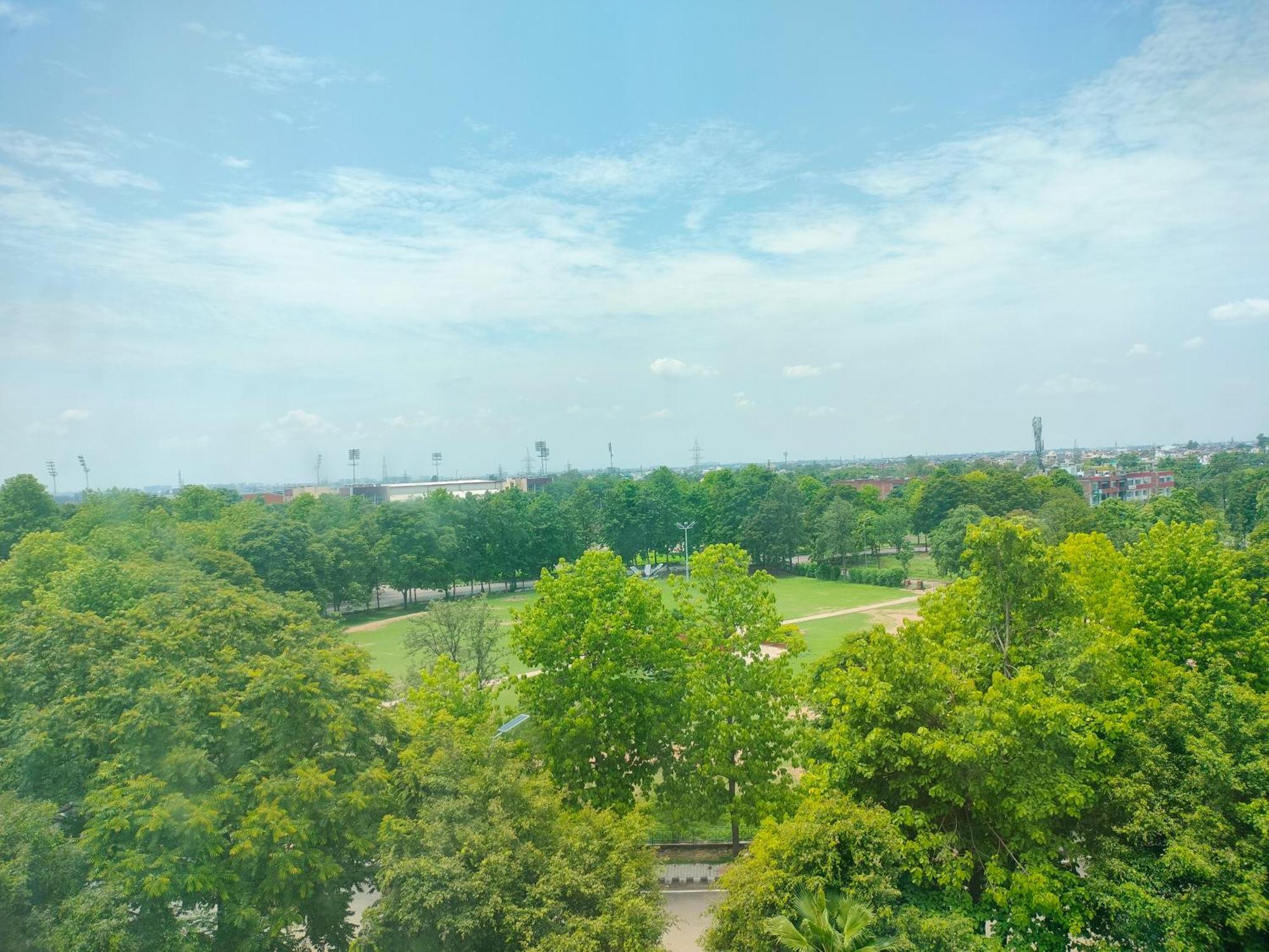 昌迪加尔潘切库拉假日酒店 外观 照片 View of the park from the observation tower