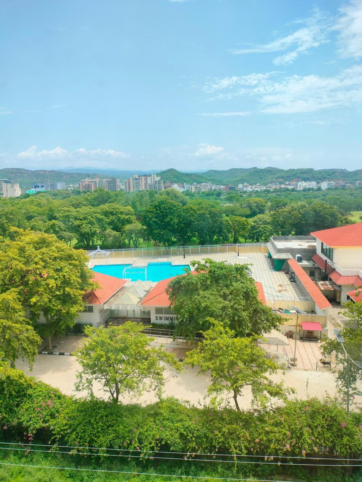 昌迪加尔潘切库拉假日酒店 外观 照片 Swimming pool
