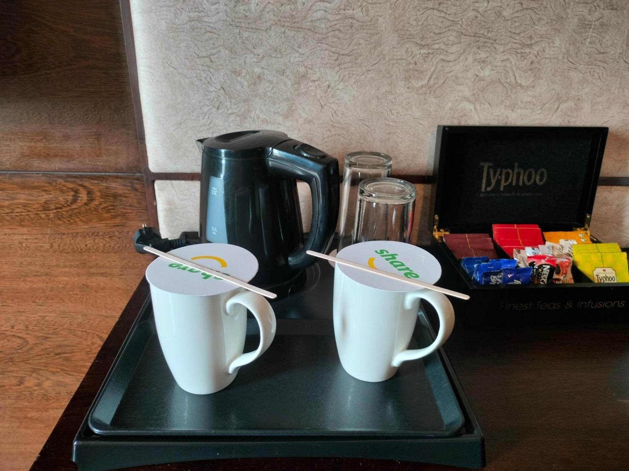 昌迪加尔潘切库拉假日酒店 外观 照片 A kettle and two cups in a hotel room