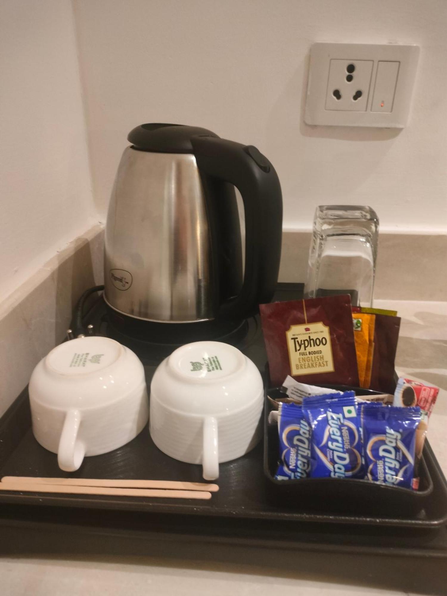 昌迪加尔潘切库拉假日酒店 外观 照片 A kettle with tea bags and cups