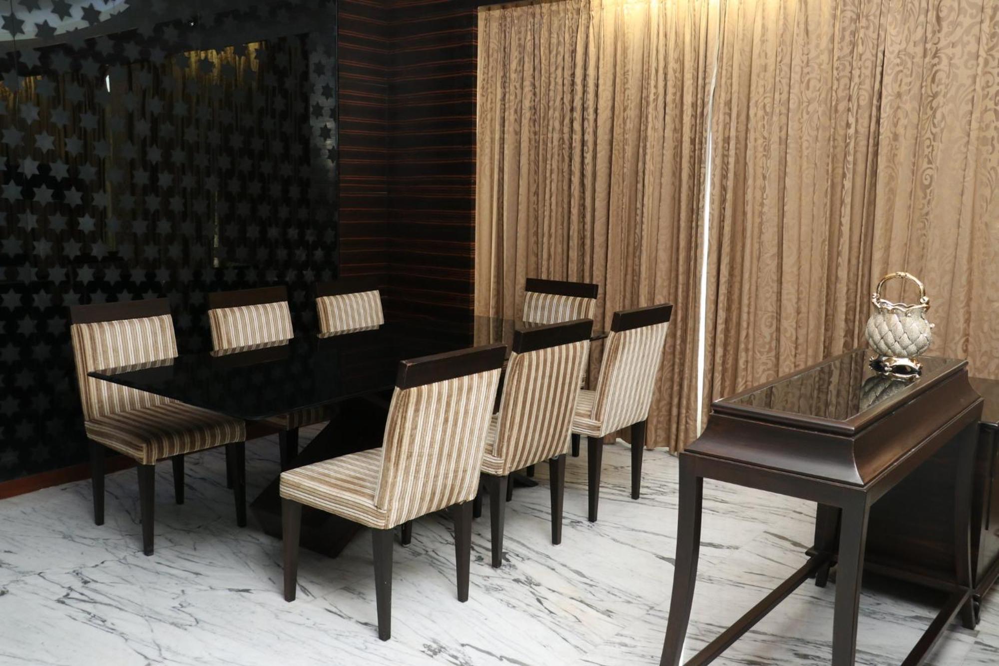 昌迪加尔潘切库拉假日酒店 外观 照片 A dining room