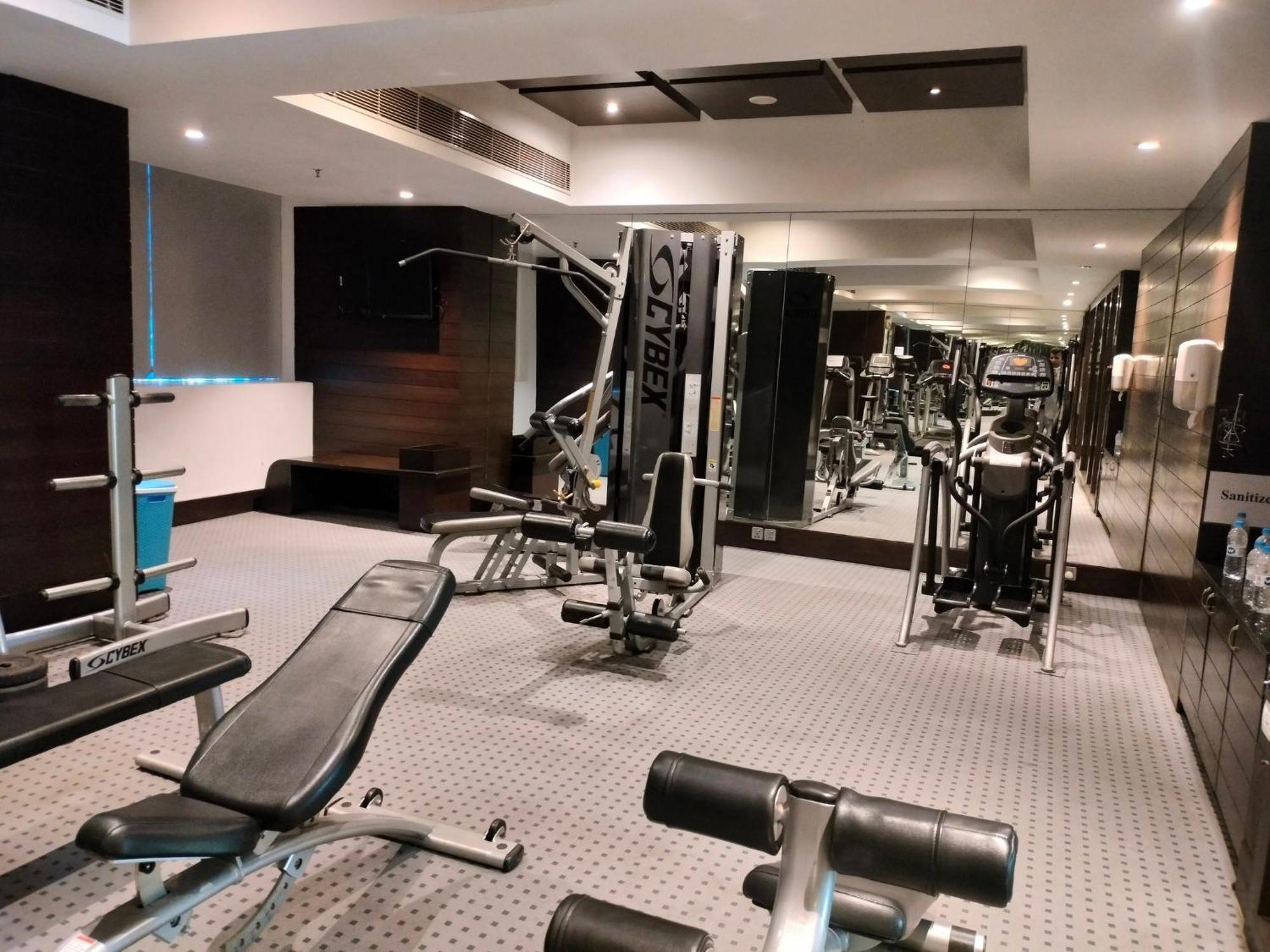 昌迪加尔潘切库拉假日酒店 外观 照片 The gym at the Taj Mahal Palace