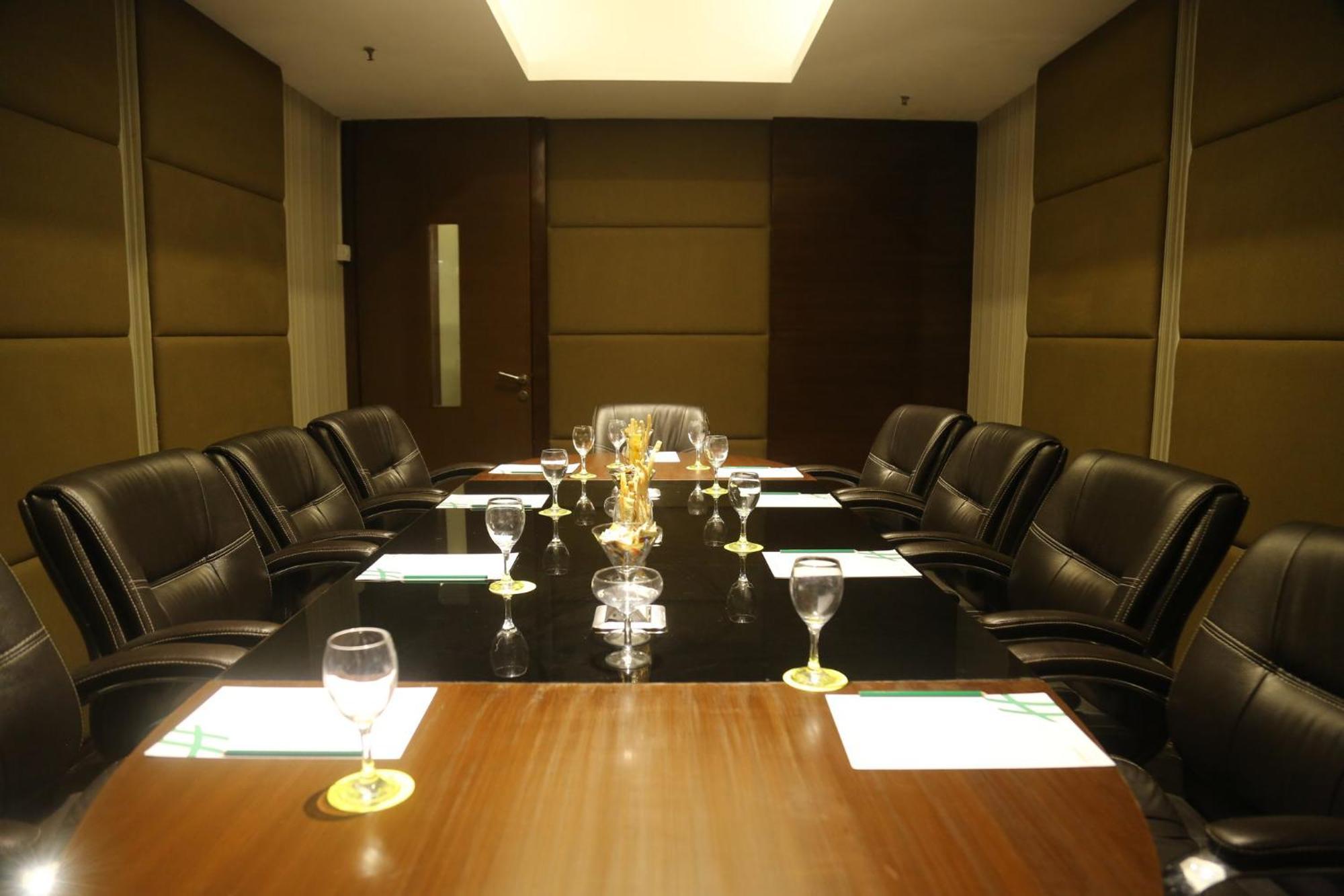 昌迪加尔潘切库拉假日酒店 外观 照片 A boardroom