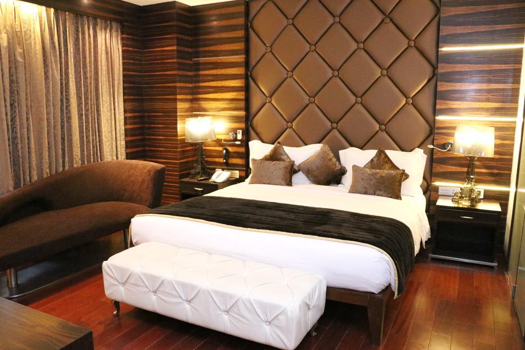 昌迪加尔潘切库拉假日酒店 外观 照片 A bedroom at the Taj Bengal
